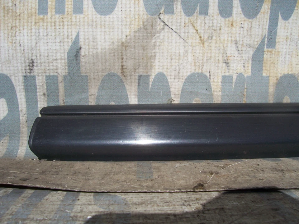 Mercedes Benz Clase E W124 1986-1989 OEM guardabarros delantero derecho moldura superior Foto 3 de 4