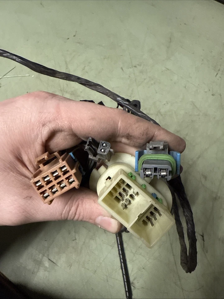 2005-2007 GMC SLT 3500 Crew Cab Rear Pass Door Wiring Harness 15246881 *NOTE* - Image 2 of 4