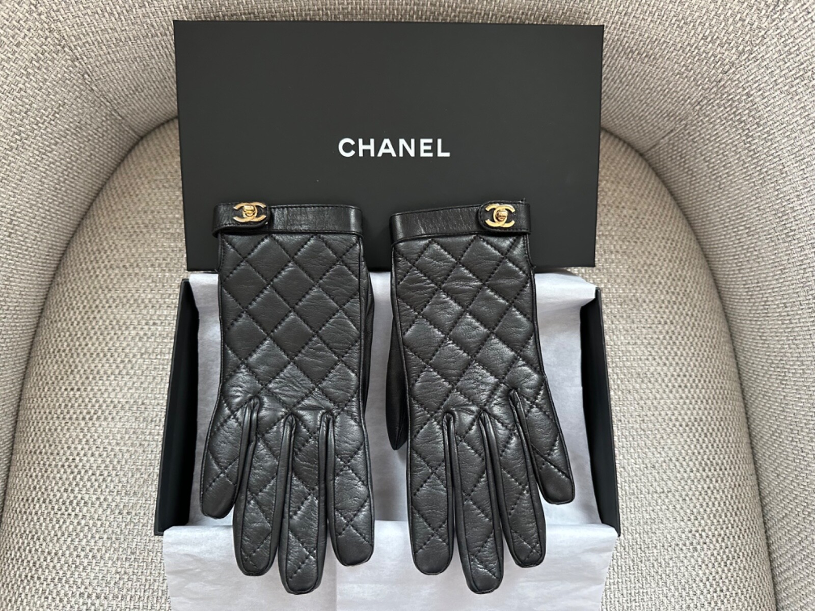 chanel quilted leather gloves