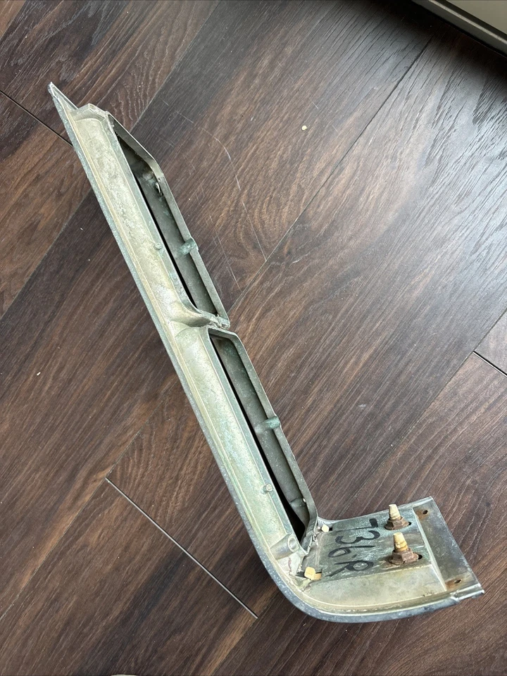 1976 年 Olds 88 头灯边框右手环绕装饰 80 八 OEM 551760 76 — 第 4/4 张图片