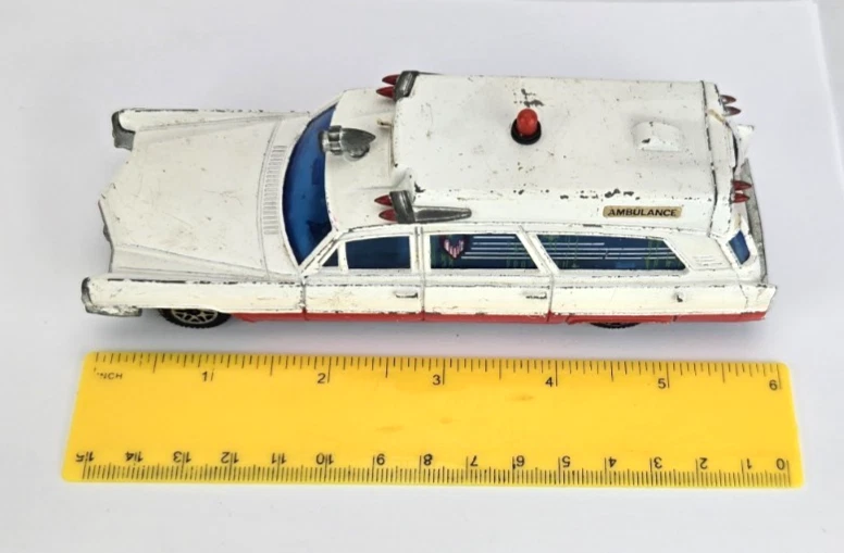 Vehículo de rescate superior modelo fundido a presión Cadullac ambulancia juguetes dinky años 60 de colección Foto 2 de 4