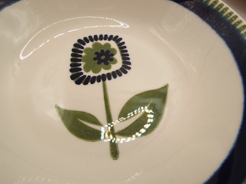 Tazones y platos pequeños vintage MCM Royal China (4) década de 1960 flor abstracta azul - Imagen 3 de 14