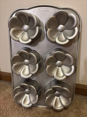 Nordic Ware Platinum Series Daisy BUTTERCUP Cakelet Pan Made in the USA 6 Cup