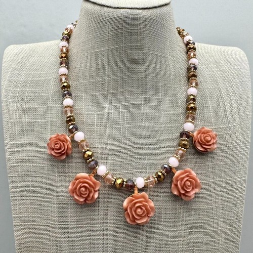 Halskette goldfarben Perlen rosa Rose Blume Anhänger Frühling mädchenhaft 16 Zoll Kette