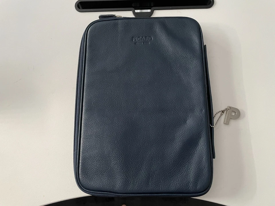 Für Reise und Urlaub: Komfortables PICARD Tablet-Case in Blau.