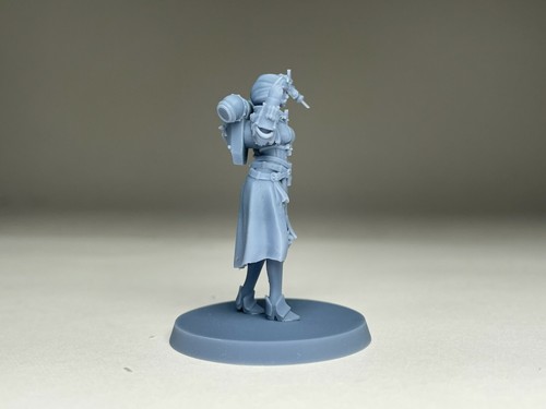 Space Nuns Battle Sister Hospitaller 32mm miniature by Minigames Miniatures - Picture 5 of 10