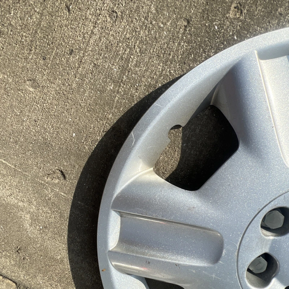 "Juego de tapacubos Chevrolet Uplander 2006-2009 (2) usados 17"" OEM cubierta de rueda plateada 6 orejetas" Foto 4 de 4