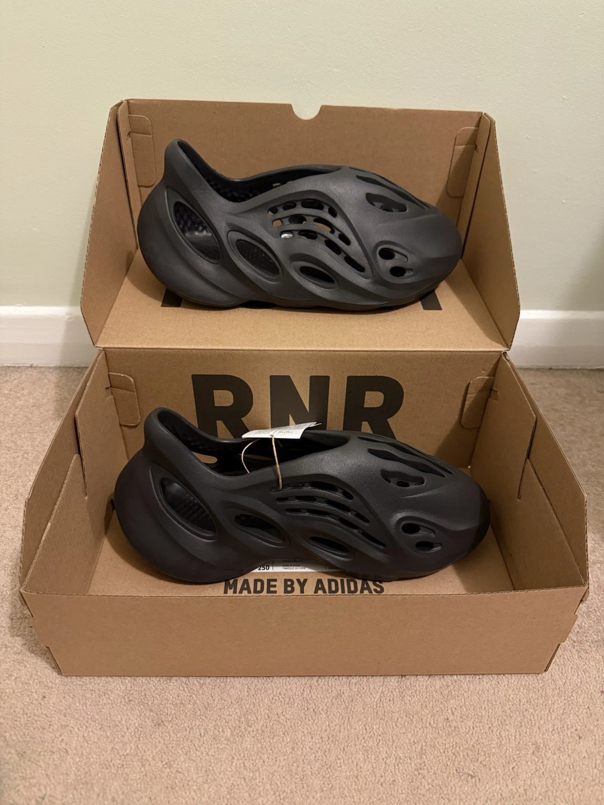 Adidas Yeezy Foam Runner Onyx UK 7 HP8739 Nuove di zecca