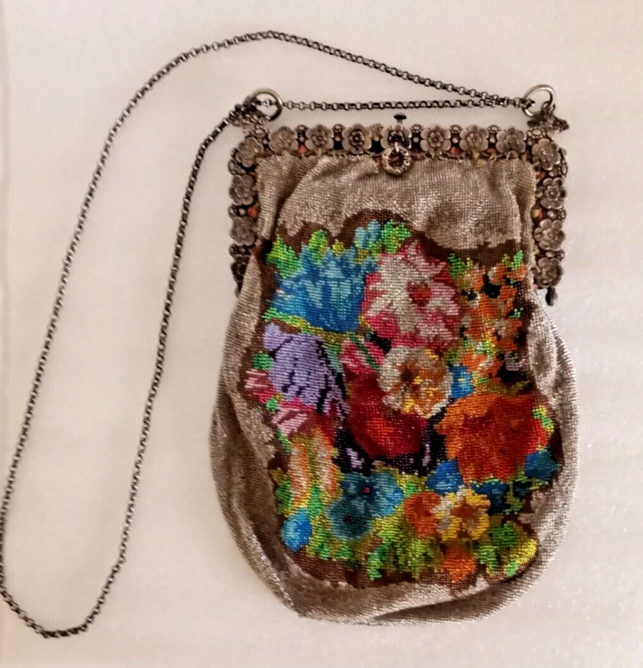 Bolsa floral antiga vitoriana com micro contas com moldura de prata ornamentada - França - Imagem 2 de 4