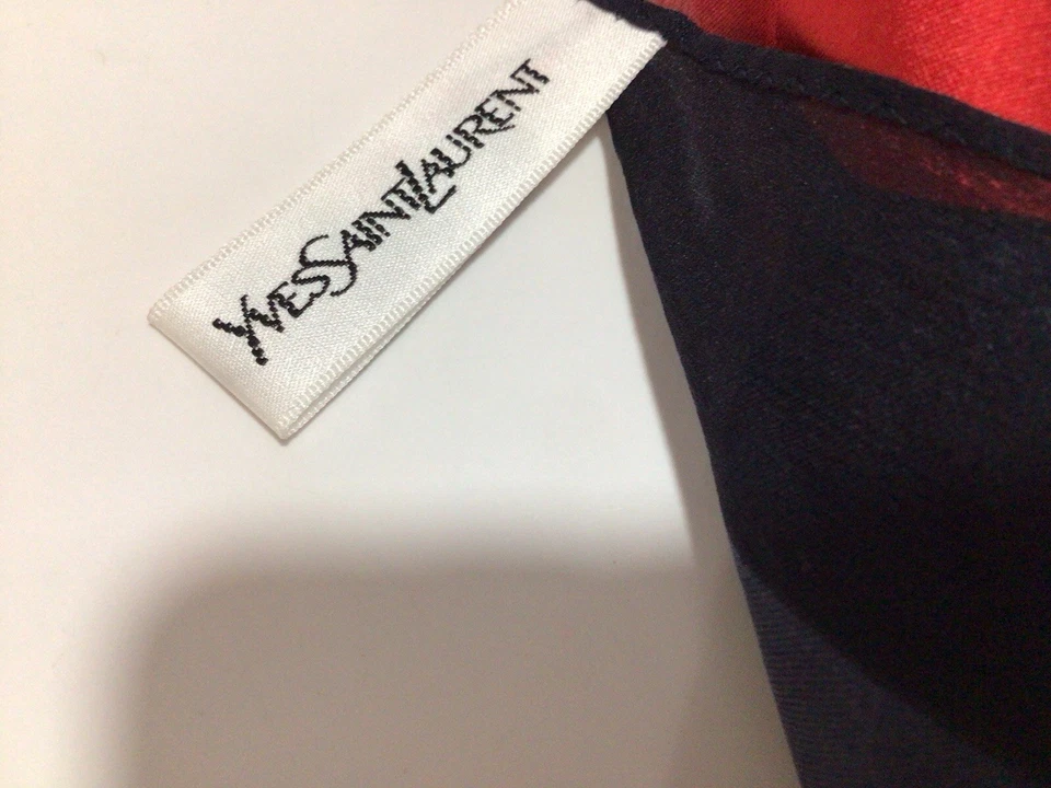 YSL YVES 圣劳伦特女士长艺术丝绸围巾 ( 23 英寸 x 66 英寸 ) — 第 4/4 张图片