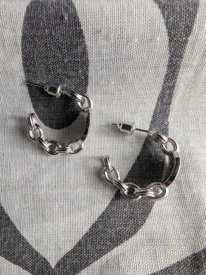 Pendientes de aro pequeños Vivienne Westwood plata y esmalte negro con orbe de cristal Foto 2 de 4