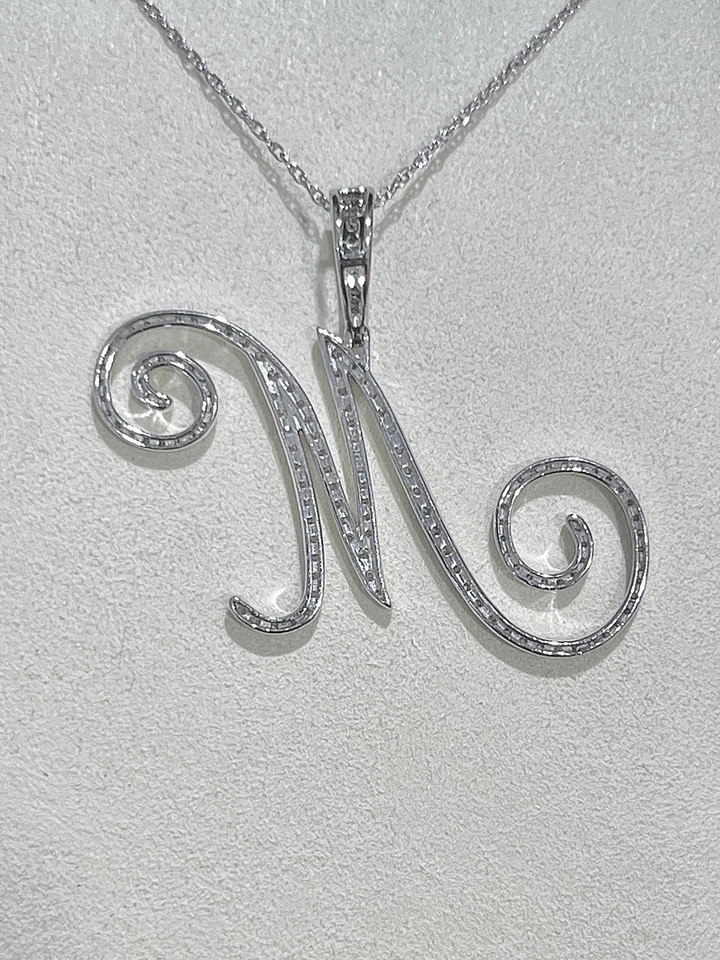 Colgante inicial “M” de diamantes pavé en oro blanco Foto 3 de 3