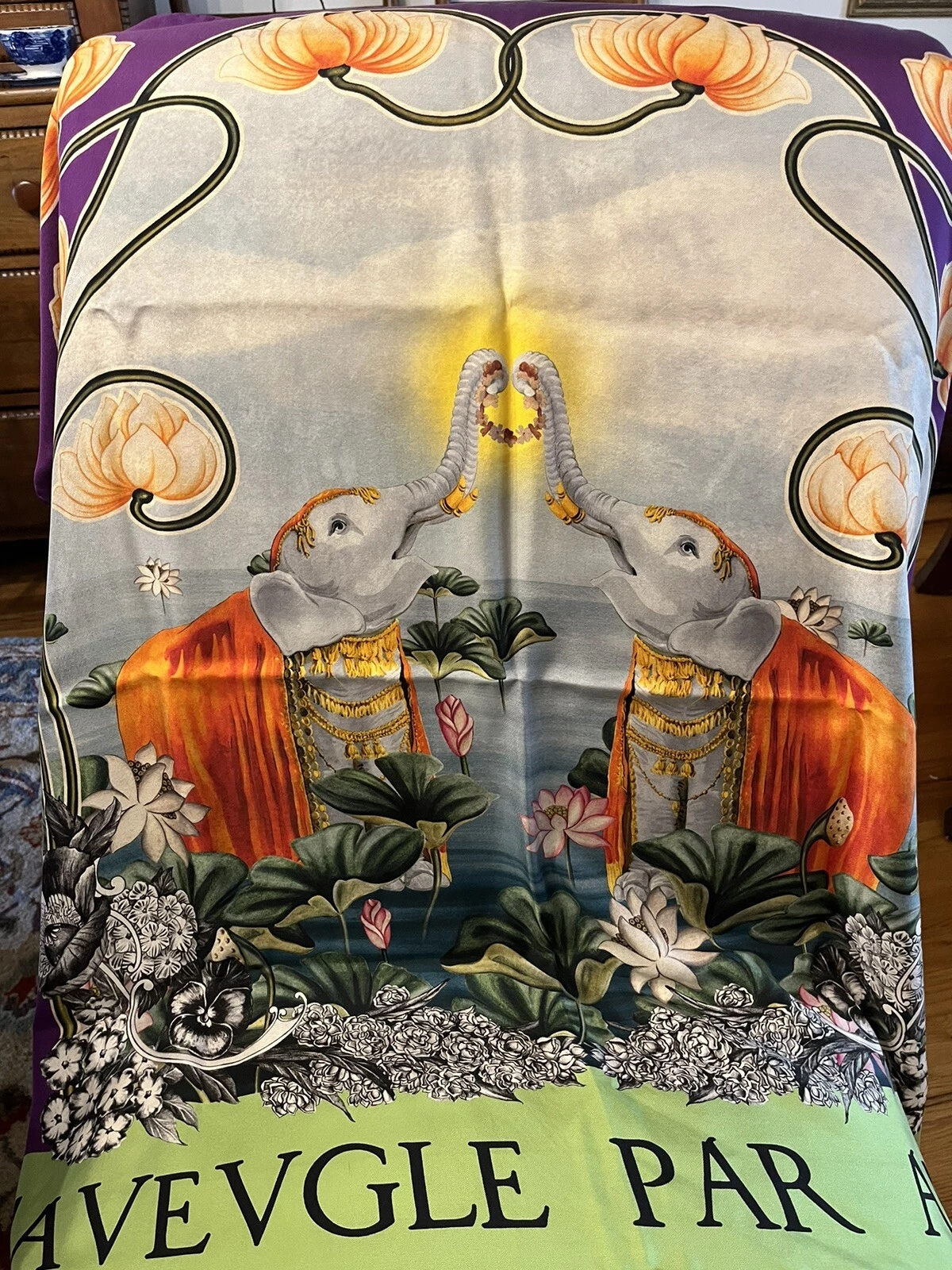 Gucci foulard en sergé de soie éléphants avec nénuphars 90x90cm