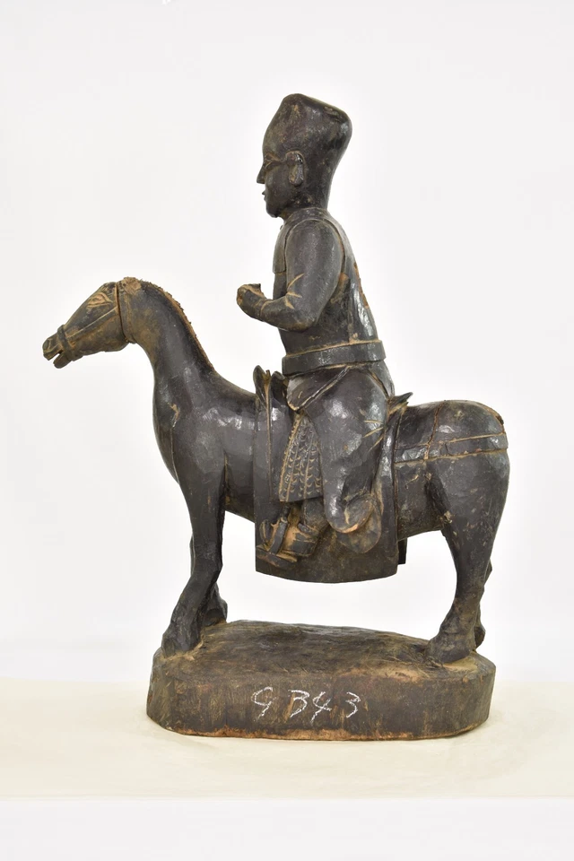 Antigua estatua china tallada en madera negra/escultura de un hombre a caballo Foto 4 de 4