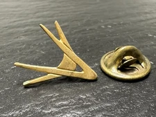 1955-1963 ERA CHRYSLER FORWARD LOOK "FLOOKERANG" GOLD TONE LAPEL HAT PIN M393