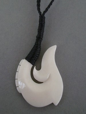 Maori Knochen Carving  Hei Matau  Fishhook  Neuseeland
