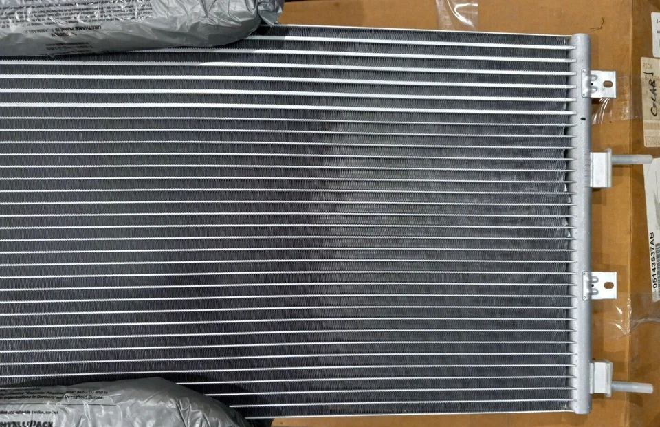 05-06 CONDENSADOR DE AIRE ACONDICIONADO CHRYSLER SEBRING P/N 5143537AB PIEZA ORIGINAL OEM MOPAR NUEVO Foto 3 de 4