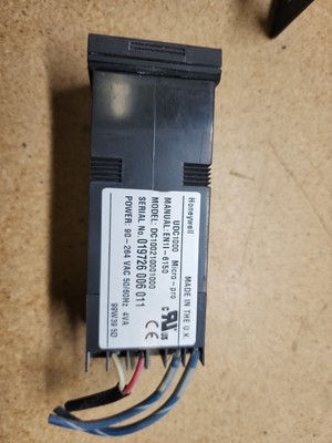 Honeywell DC100210001000 Micro-Pro Temperature Controller USED With Bracket
