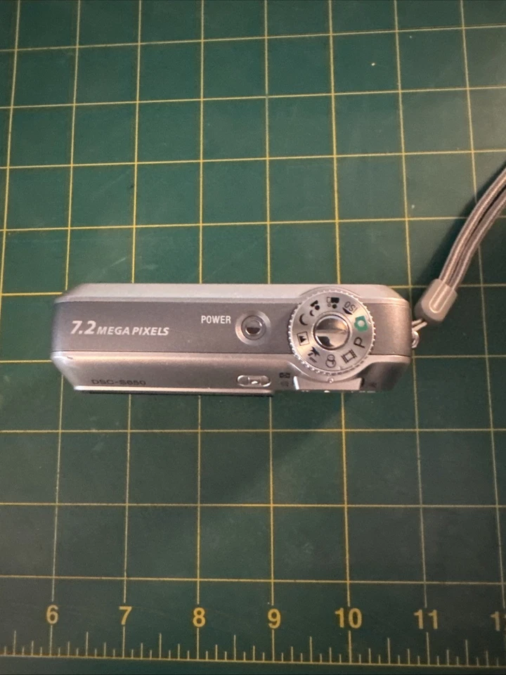 Sony Cyber-shot DSC-S650 Digital Camera 7.2 MP CCD 3x Silver Tested Working  - Image 3 of 4