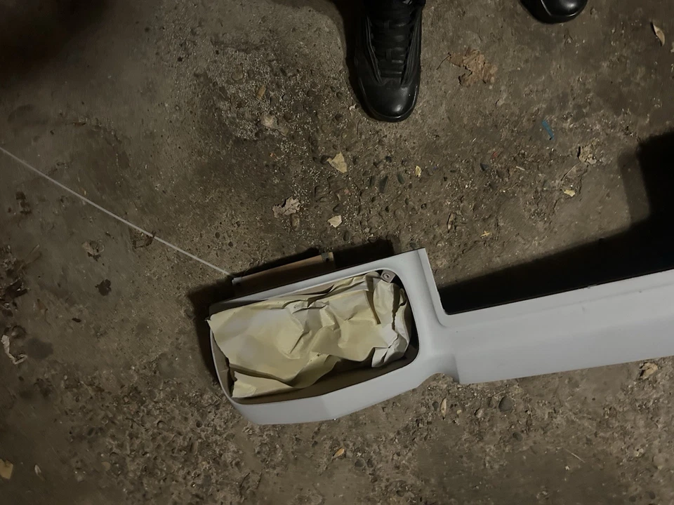 Oldsmobile Delta 88 1973 panel de cabezal superior con emblema de capó Foto 3 de 4