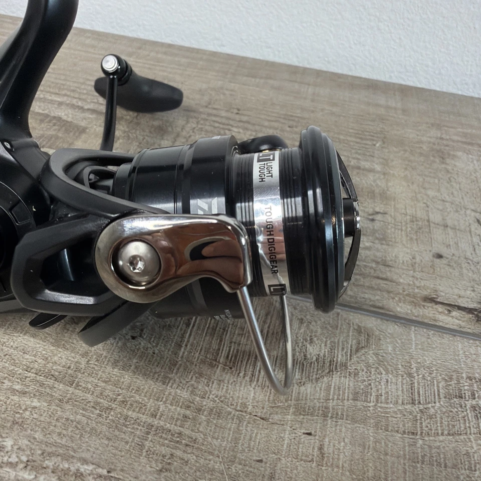Carretes Baitrunner Daiwa 19 BLACK WIDOW BR LT 2500 Foto 3 de 4