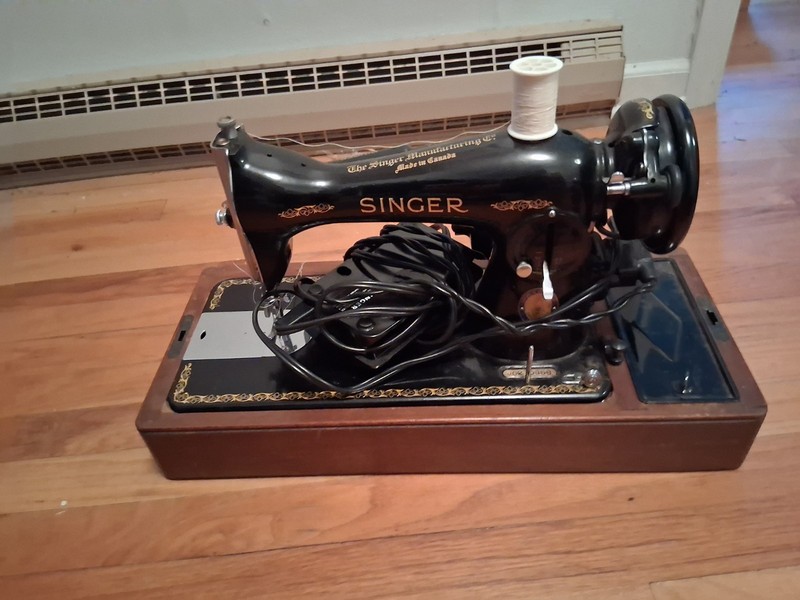 Vintage Singer Sewing Machine Model 15-91 with Wooden Case and Accessories