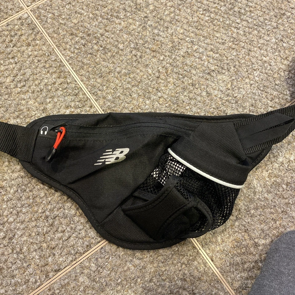 Riñonera New Balance Cinturón Hidro Ajustable Negra Foto 2 de 2