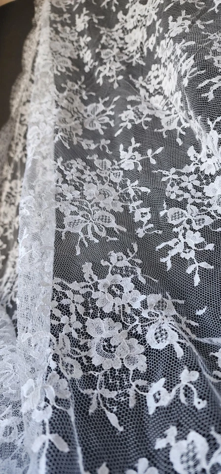 Encaje Chantilly francés vintage blanco roto - mezcla de algodón fino 68" x 67" Foto 3 de 4