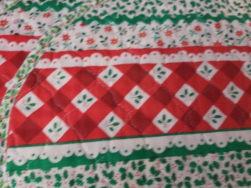 5 - Christmas placemats oval 17 x 12 quilted holly green and red reversible - Picture 3 of 7