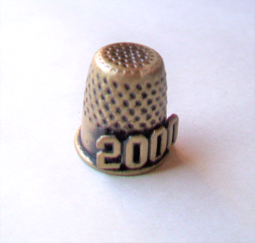 DEDAL DE LATÓN VINTAGE CON UN DISEÑO "2000" FIJADO - Imagen 3 de 3