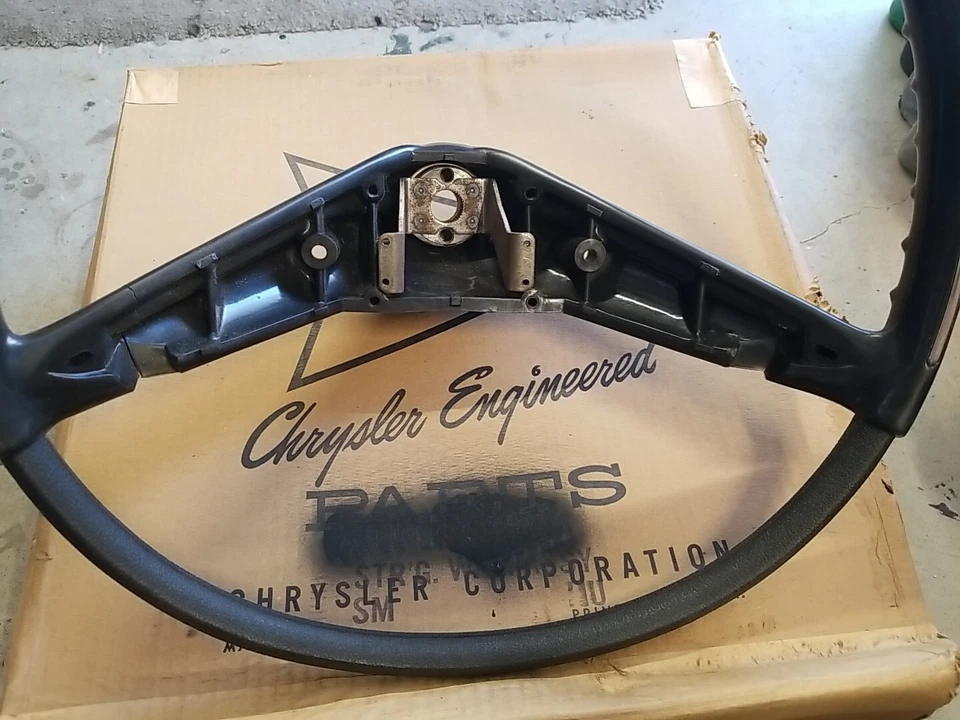 1960 NOS MOPAR IMPERIAL BLACK FROST VOLANTE COROA LEBARON CHRYSLER - Imagem 2 de 4