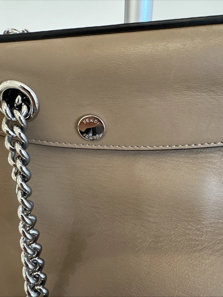 Mochila Fendi Back to School pequena couro bege - Imagem 2 de 4