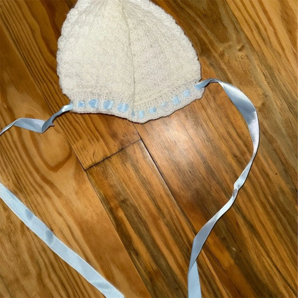 Boné de bebê de crochê feito à mão branco com laços de fita azul sessão de fotos vintage - Imagem 3 de 4