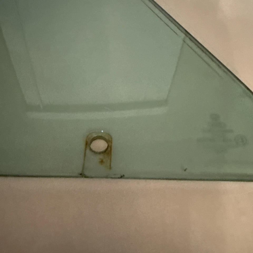 VOLKSWAGEN VANAGON 1981-1991 ESQUINA DELANTERA IZQUIERDA VENTILACIÓN VENTANA CRISTAL OEM U015 Foto 2 de 4