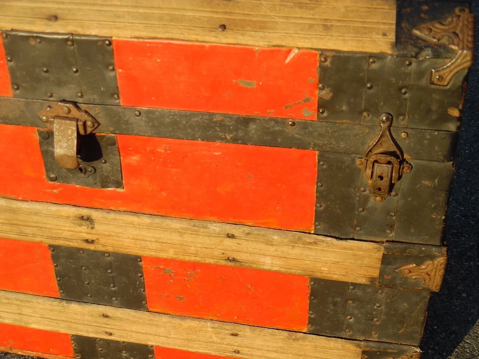 Antiguo baúl con cúpula pintado de rojo - olor a humedad/moho en el interior Foto 2 de 4