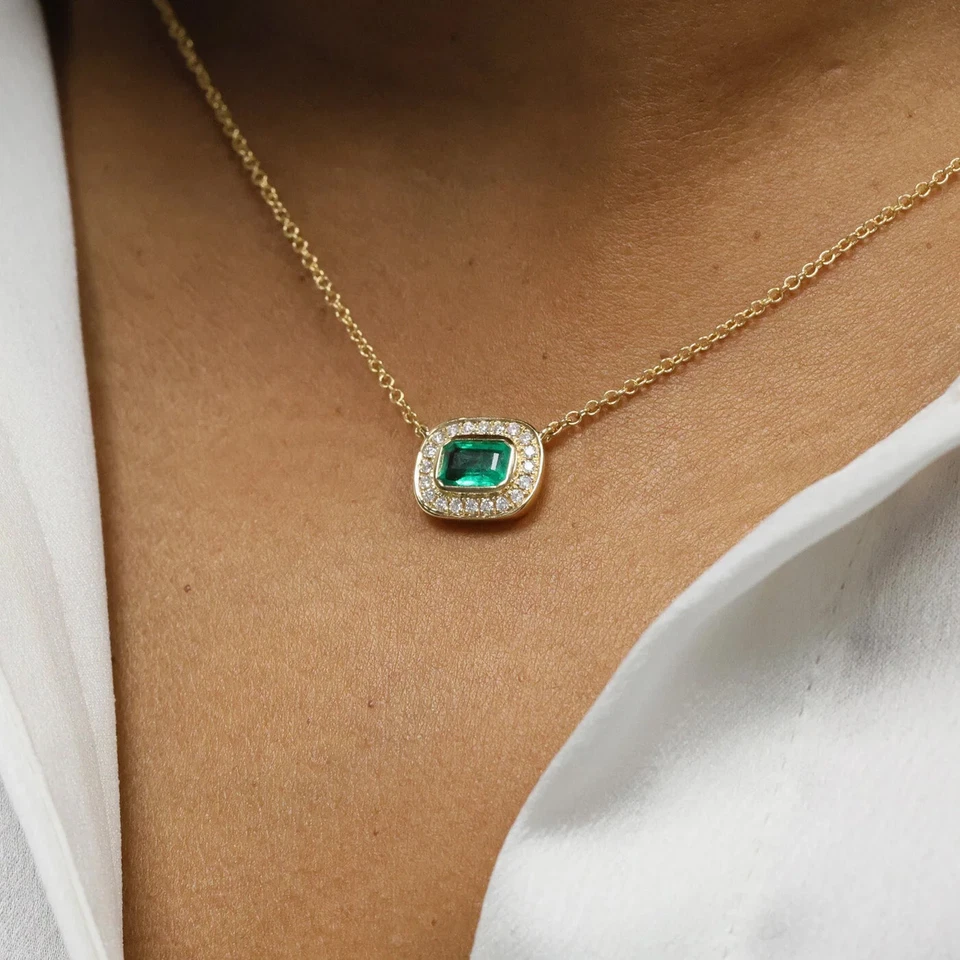 Collar Colgante Halo de Esmeralda y Moissanita Cultivado en Laboratorio Oro Amarillo 14k Micras Foto 4 de 4