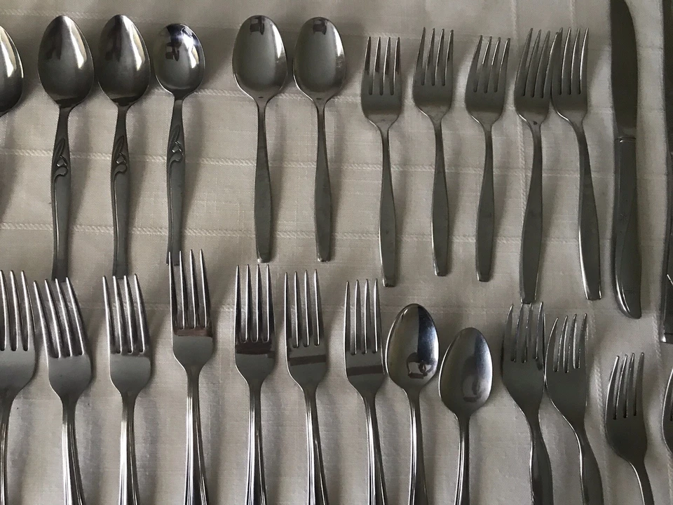 Vintage Stainless Steel Flatware Spoons Forks Butter Knife LOT of 42 Foto 2 de 4