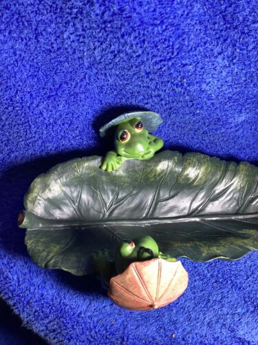 Frösche auf einer Lilly Pad mit Regenschirmen Kunst Dekor 12 Zoll lang 7 Zoll breit 4 hoch - Bild 8 von 8