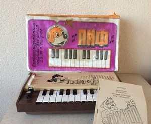 VINTAGE OLD RARE SOVIET USSR CCCP ANALOG CHILDREN SYNTHESIZER PIANO PIF BOXED