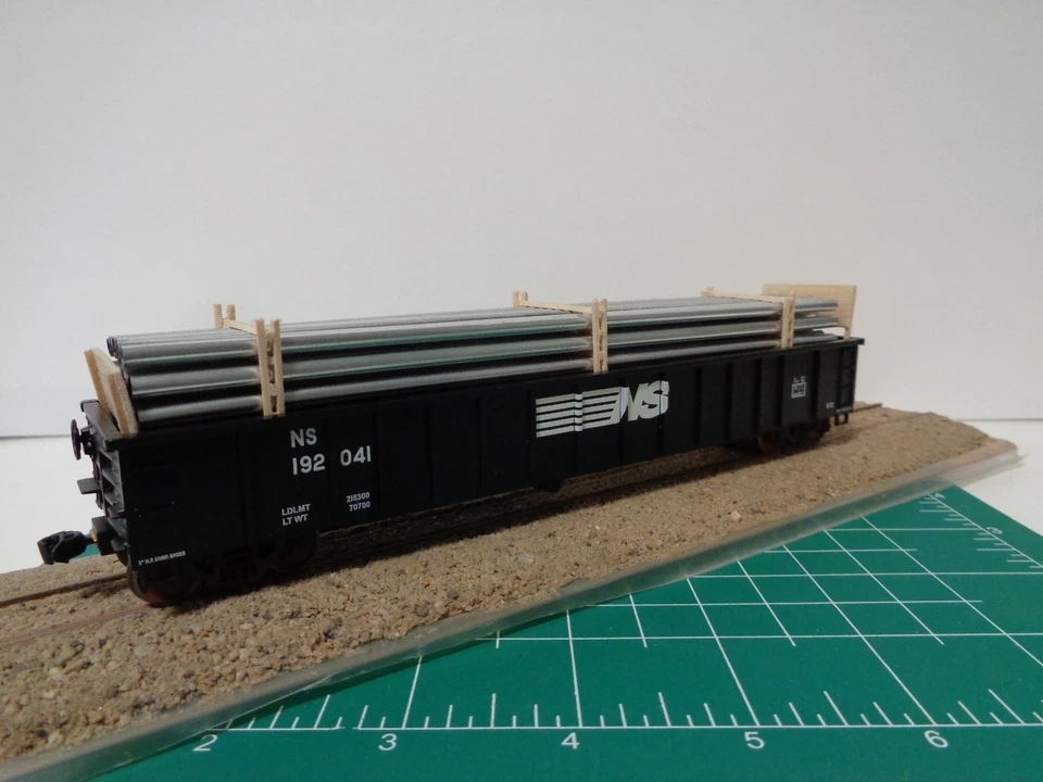 Atlas Trainman 52' Mill Gondola NS w/Custom Pipe Load - Image 4 of 4