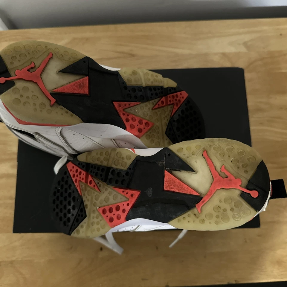 Zapatillas retro Air Jordan 3.5y para niños pequeños blancas/negras/naranja Foto 2 de 4