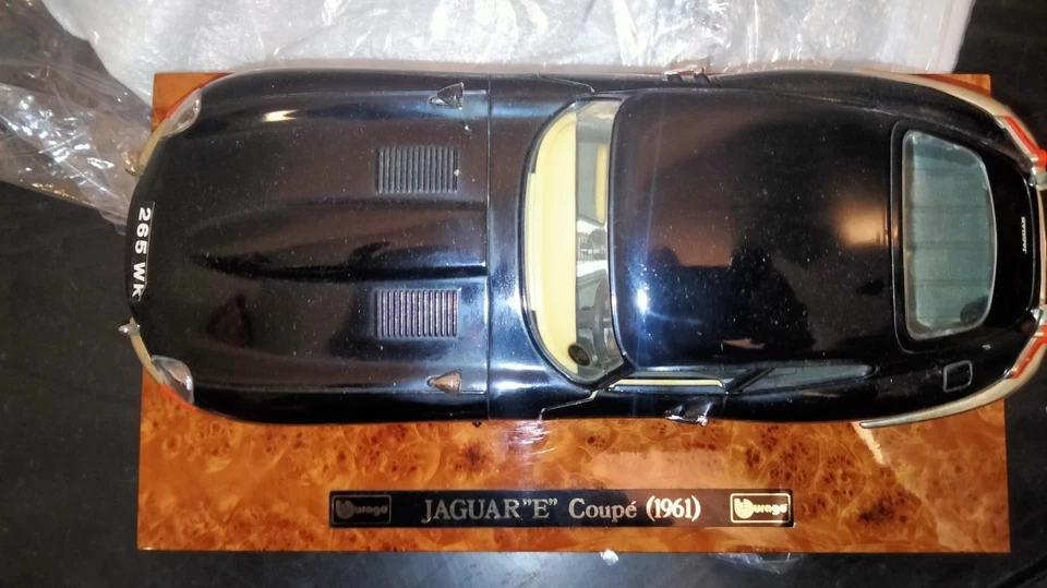 Jaguar E type coupe nera Diabolik su legno Burago 1/18 - Immagine 3 di 4