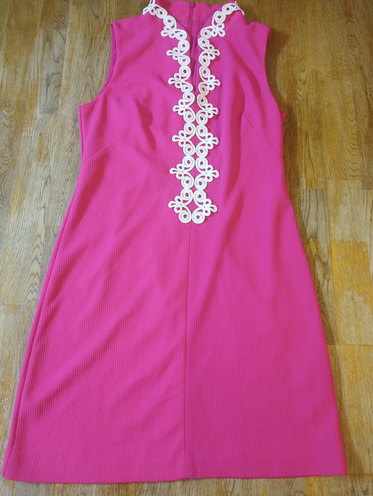 Vince Camuto Sleeveless Sheath Dress Size 8 V-Neck Hot Pink Swirl Applique