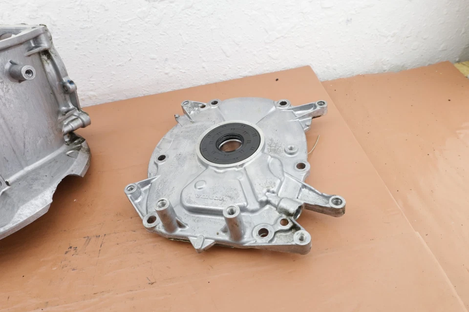 Honda GCV170, HRN216 Lawn Mower OEM Crankcase 19721-Z9L-000ZA, 11300-Z9L-405 - Image 2 of 4