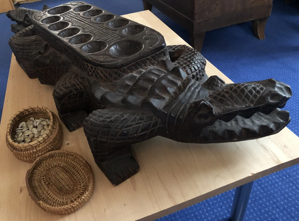 Exklusives Kalaha-Spiel aus Holz geschnitzt: Krokodil mit Muschelsteinen - Bild 2 von 3