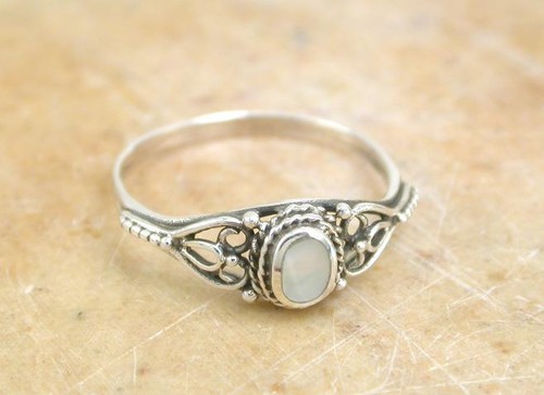 PRETTY STERLING SILVER MOTHER OF PEARL RING size 6 style# r1112