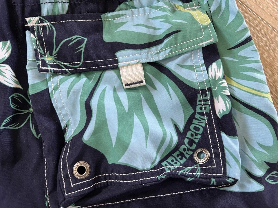VINTAGE Abercrombie Y2K Cargo Board Shorts M Tugger Tropical Hawaiian Hibiscus - Image 4 of 4