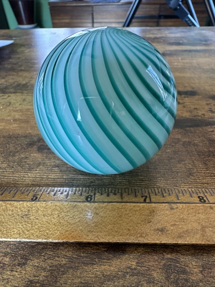 De Colección Mark Matthews Arte Vidrio Mármol Verde Blanco Diseño Espiral 1.92" Firmado 1989 Foto 2 de 4