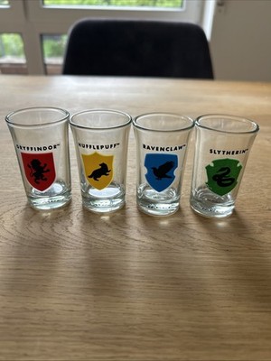 Harry Potter Schnapsgläser Set 4-teilig Hogwarts Häuser Wappen Glas -Top Zustand
