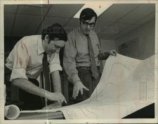 1971 Press Photo Rod Robbie & Richard G. Jacques consult plat map in New York